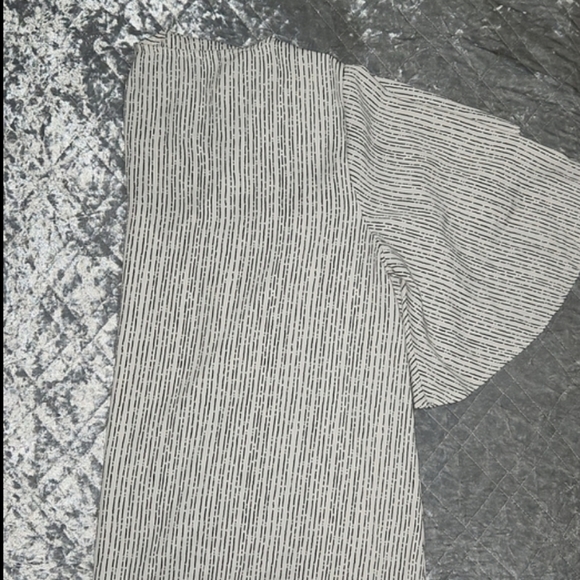 Vici Flutter Sleeve Off White and Black Blouse. Size Medium. Excellent condition - Picture 5 of 7